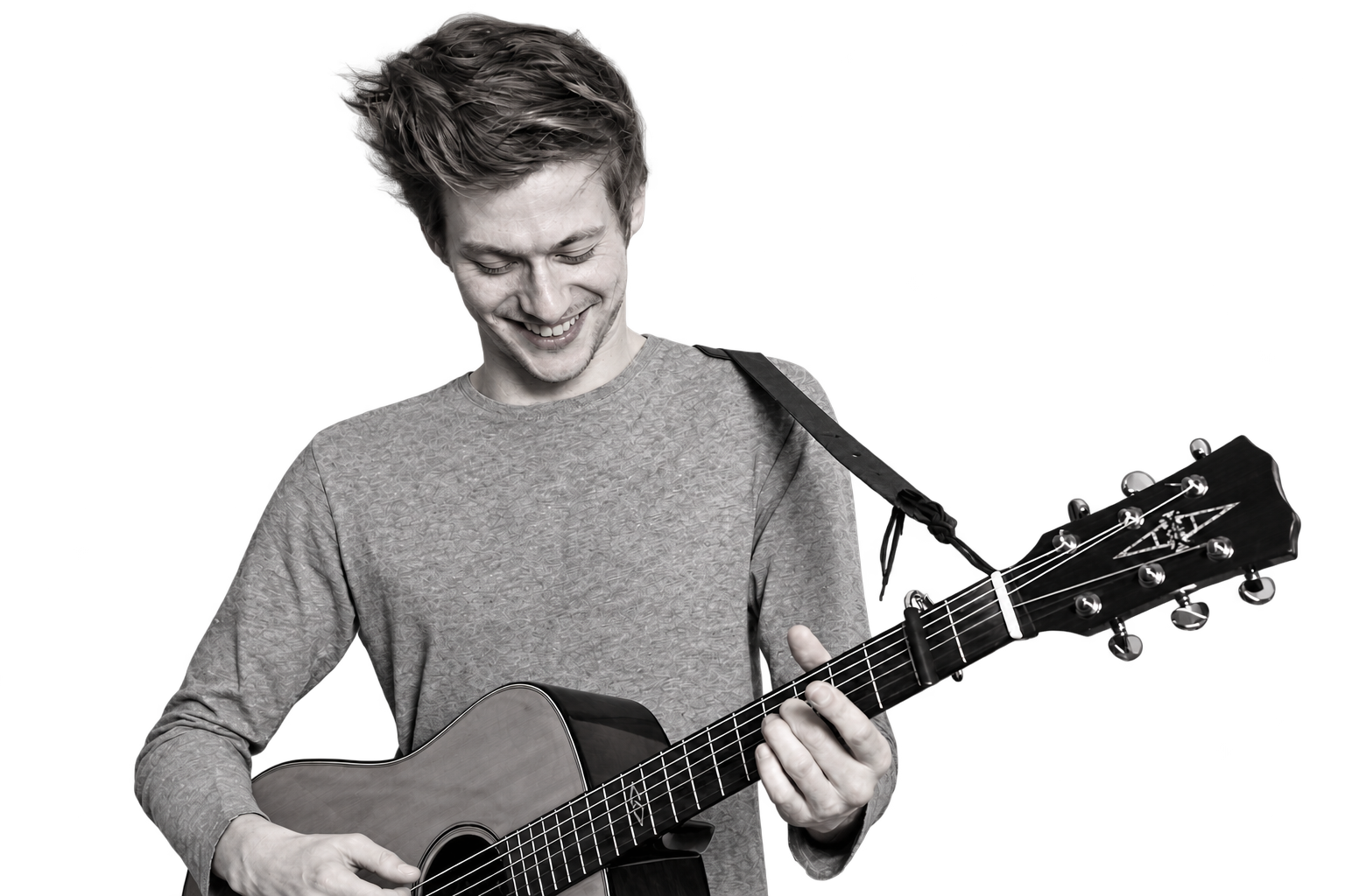 Gregor Jonas lächelt beim Gitarrenspiel