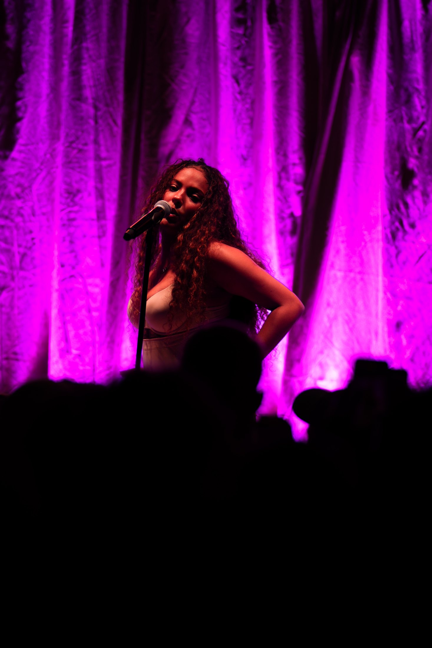 Samara Cyn singt im violetten Bühnenlicht