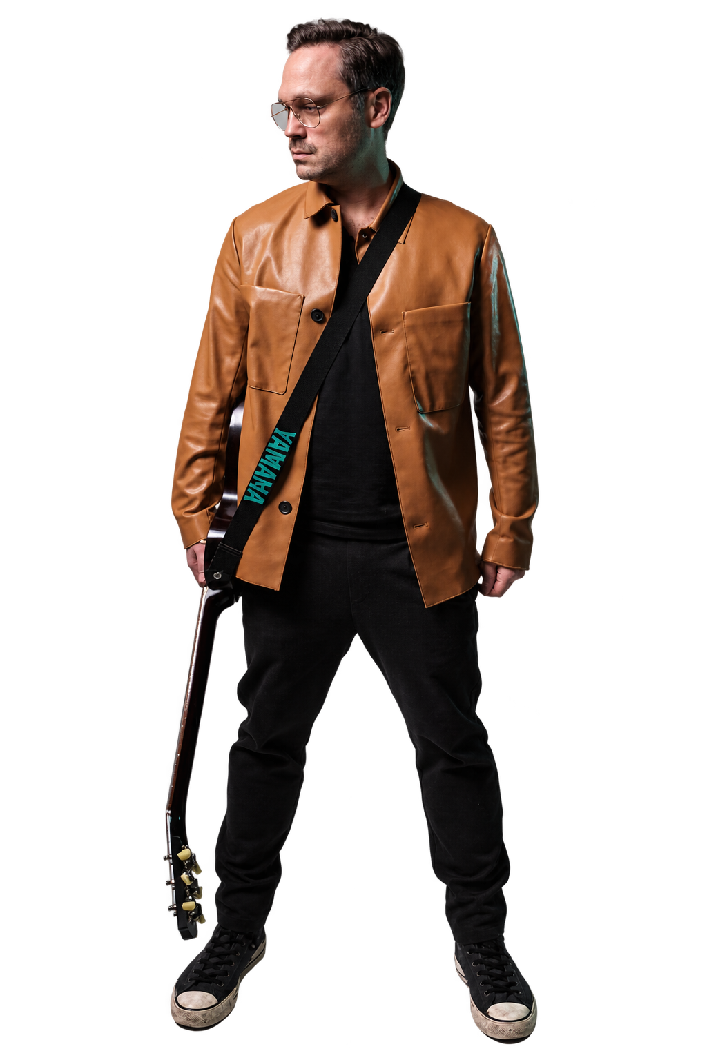 Freigestelltes Studioporträt mit Lederjacke und Gitarre