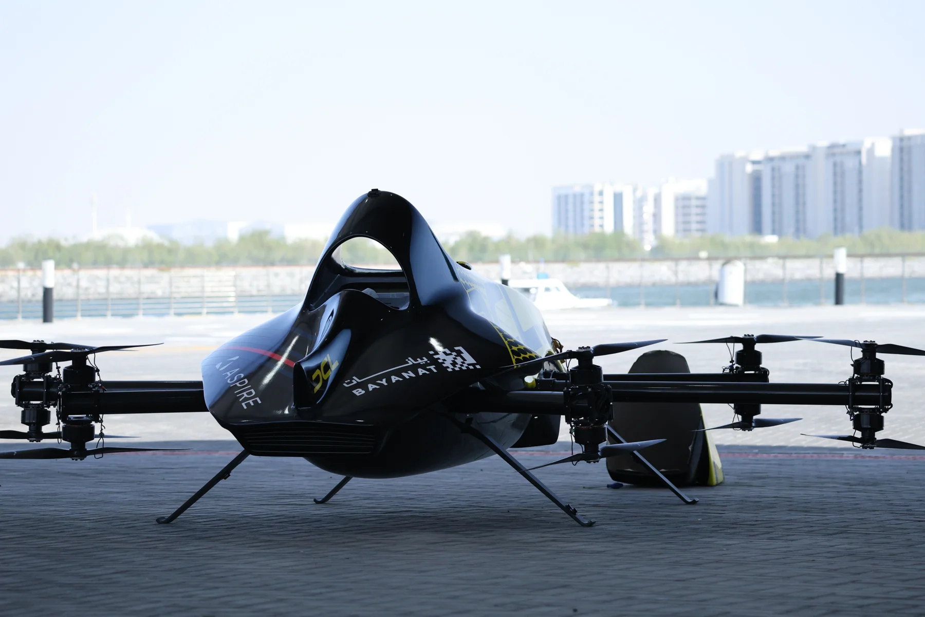Die Big Drone am Wasser bei Tageslicht