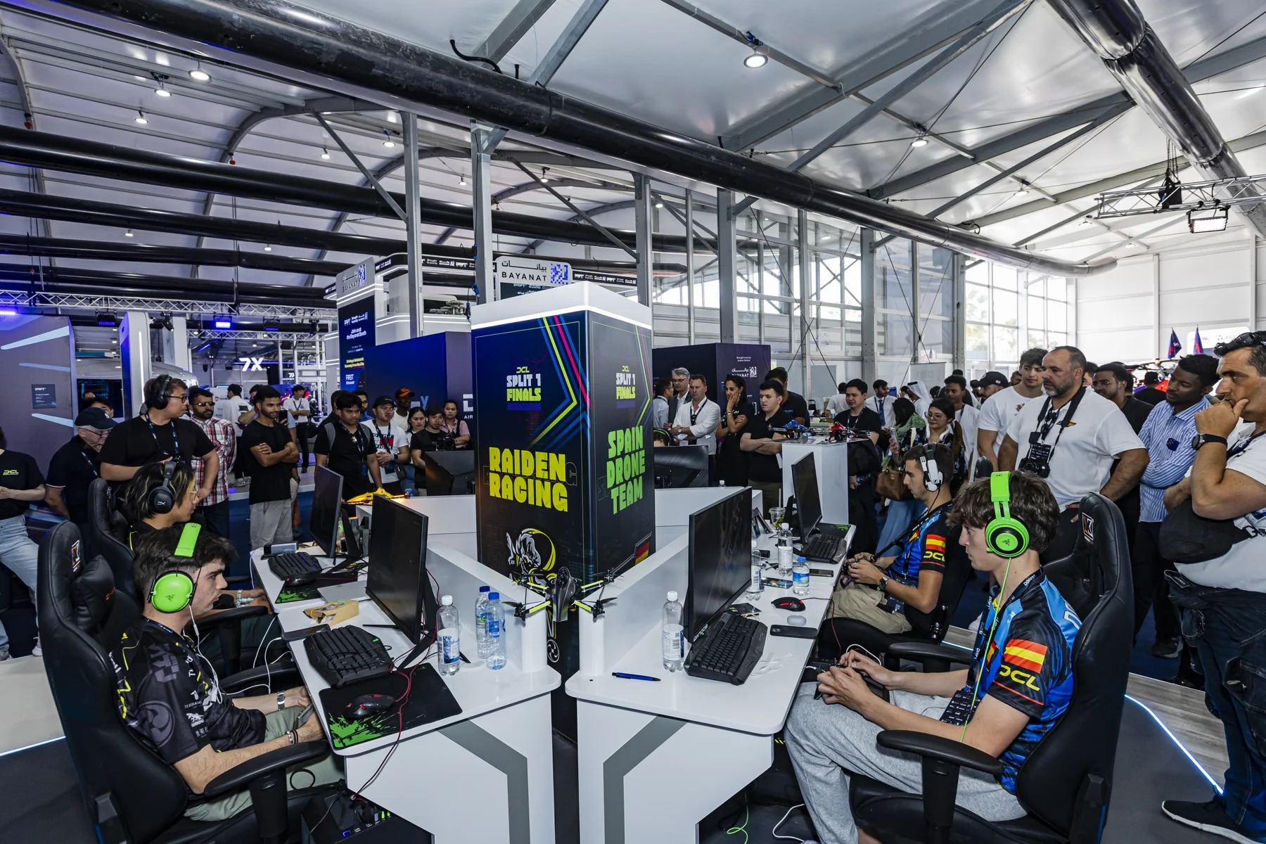 Piloten und Publikum am DCL Indoor-Booth