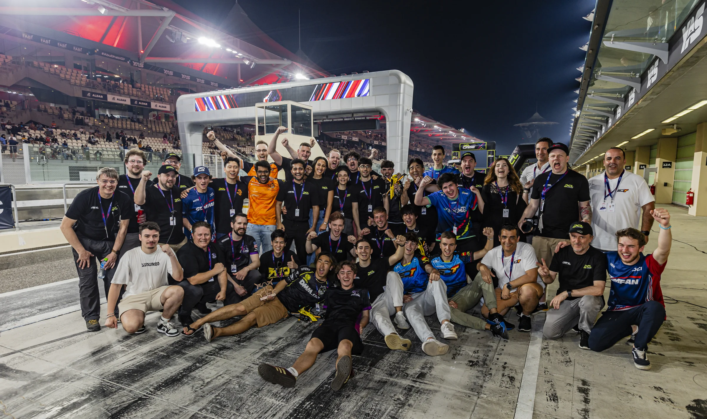Großes Gruppenfoto aller Beteiligten am Yas Marina Circuit