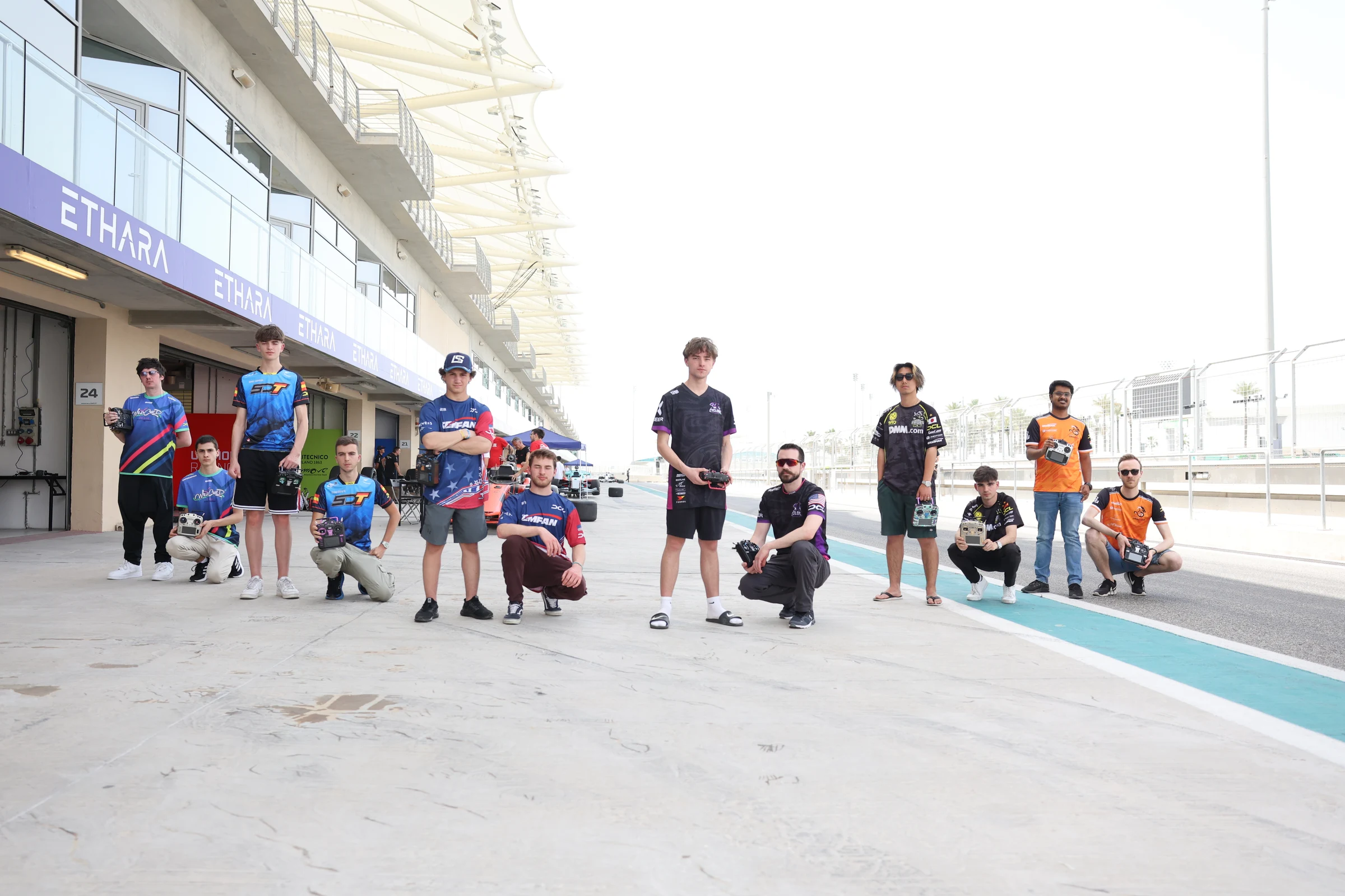 Alle zwölf Piloten der sechs Teams in der Boxengasse des Yas Marina Circuit