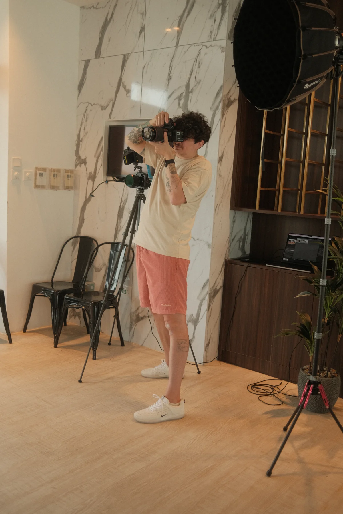 Licht, Kamera und Laptop beim Shooting