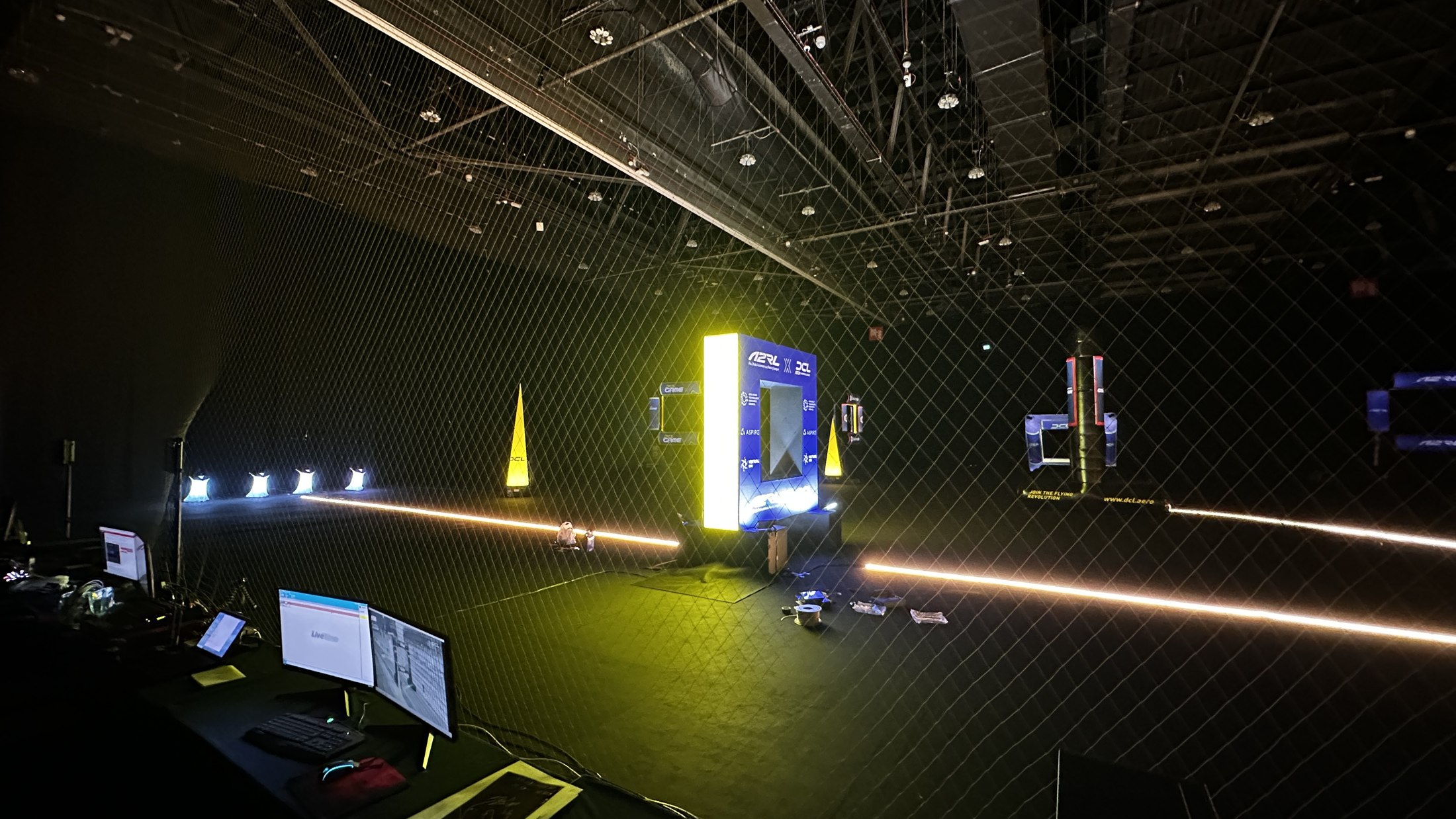 Rennstrecke mit gelben Lichtlinien im ADNEC