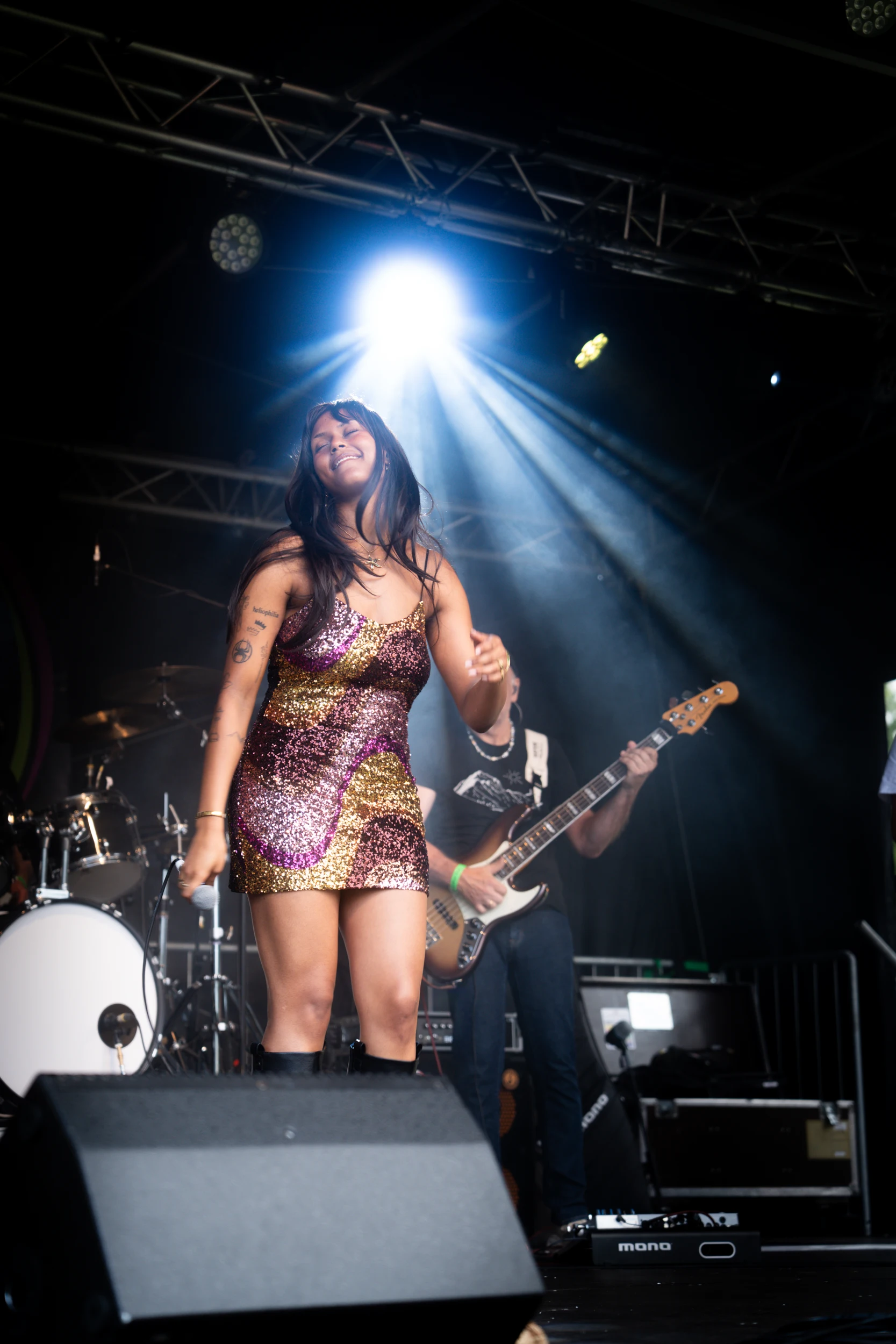 Shanice im Lichtkegel auf der Festivalbühne