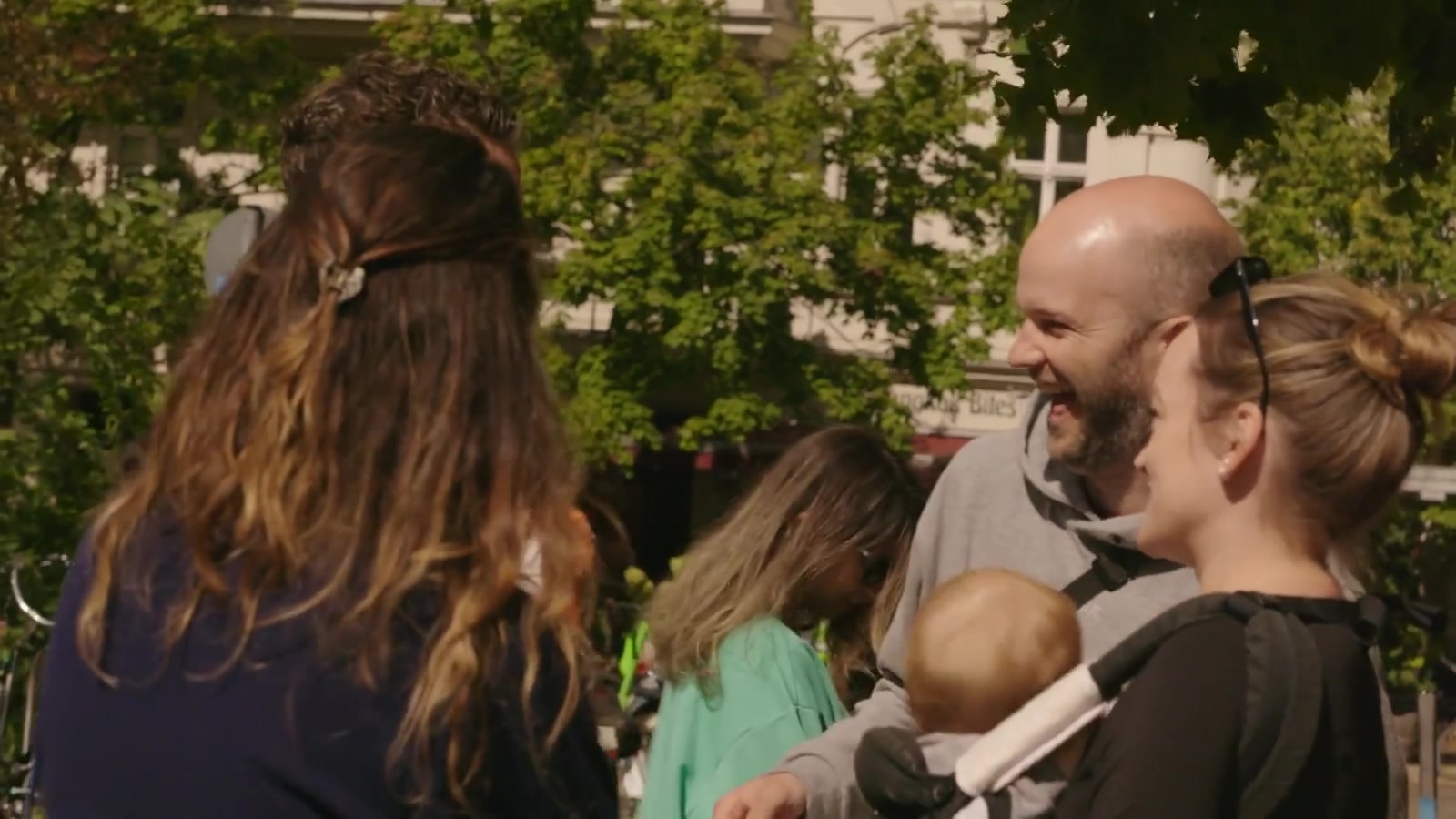 Gespräch zwischen Gästen beim Umami-Fundraiser