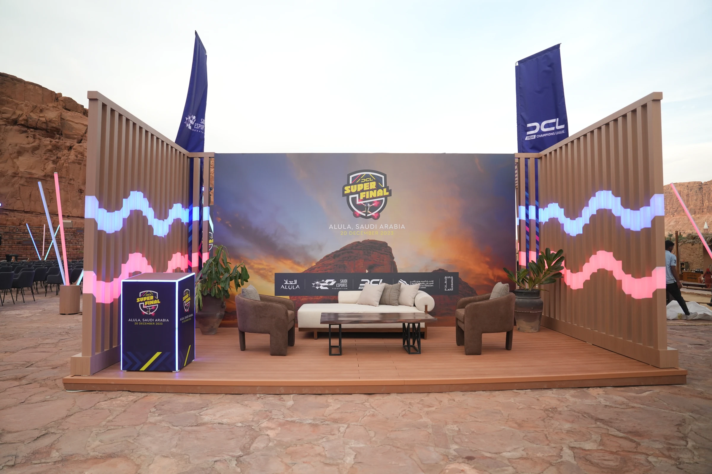 Eventgestaltung auf dem Interview-Backdrop in AlUla